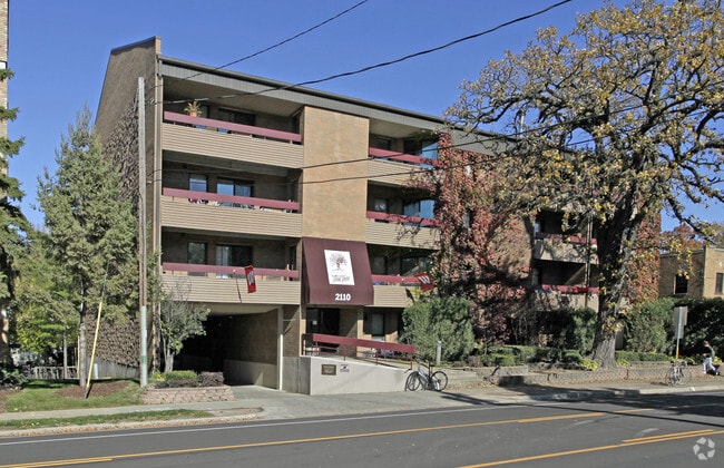 Building Photo - Oak Tree Apartments