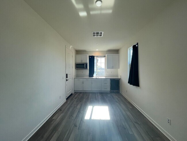 Building Photo - $1,000 Off 2nd Month’s Rent! 5-Bedroom Hom...