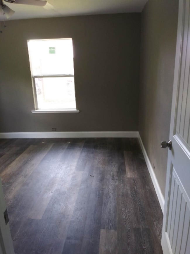 Building Photo - 1126 Park Cir