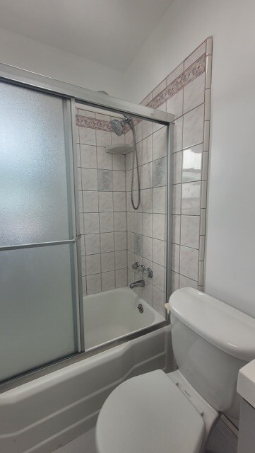 Bathroom/tub/shower - 506 E Kelso St