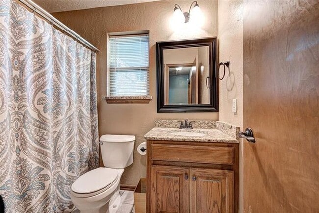 Building Photo - 3 Bed 2.5 Bath 2 Car Garage in Westmoor Ad...