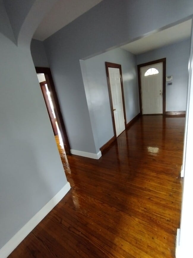 Building Photo - 1733 Lockbourne Rd