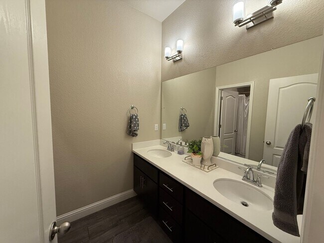 Building Photo - Upgraded single story home in Manteca!