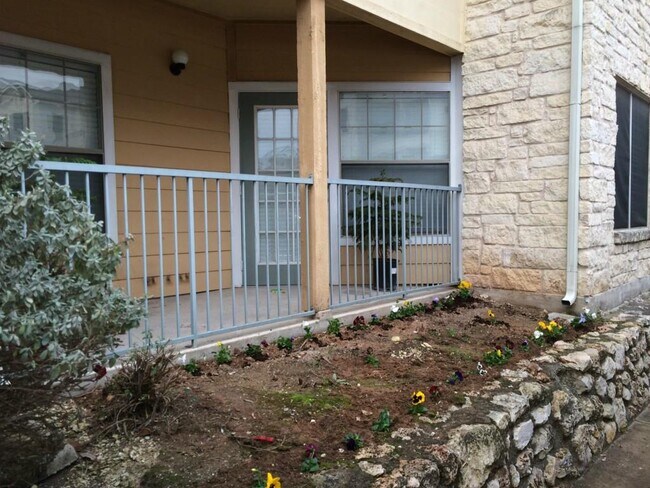 Building Photo - 2320 Gracy Farms Ln