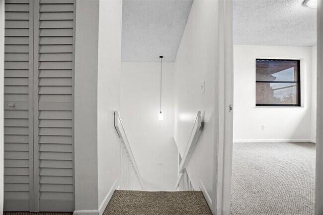 Building Photo - 1013 SW 112th Ter