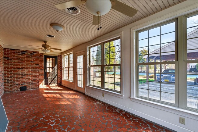 Building Photo - 2305 Lakewood Ln