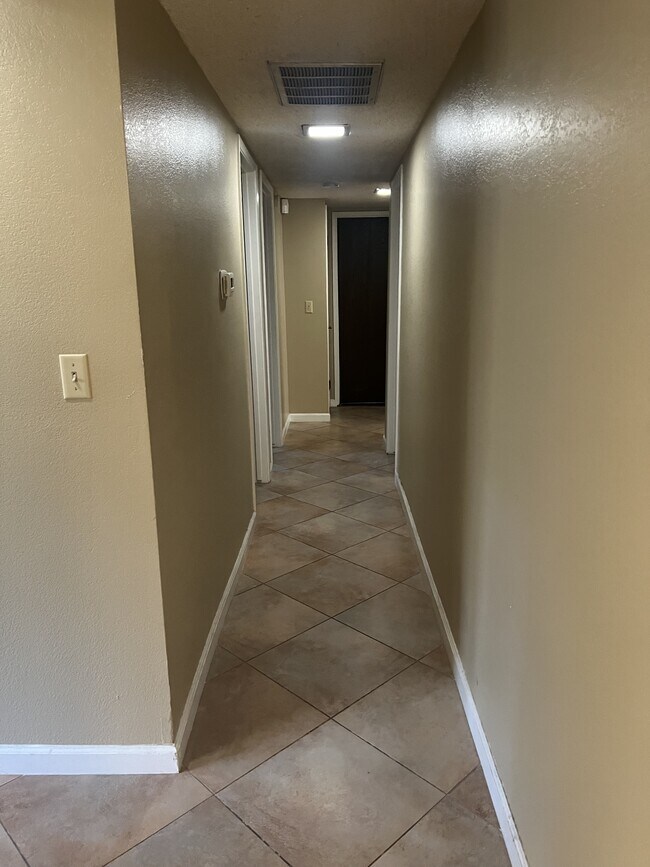 Building Photo - 6560 Oakcreek Way