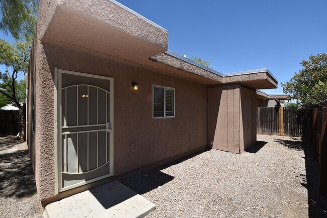 Building Photo - 2725 N Dodge Blvd