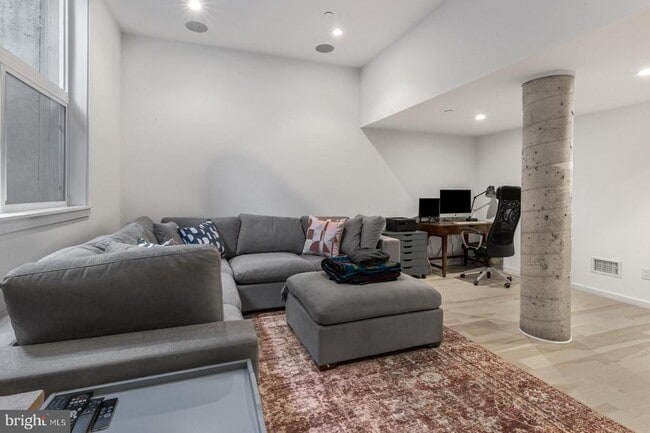 Building Photo - 1108 N Bodine St