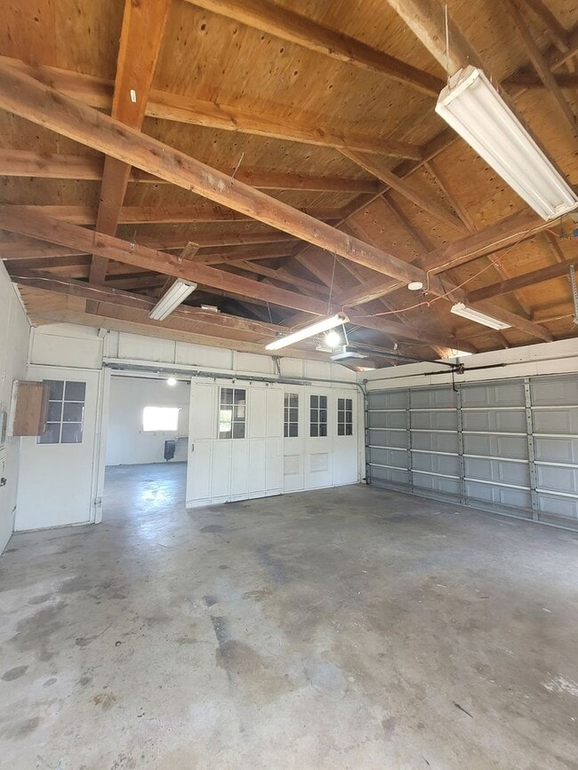 Building Photo - Cozy 2-Bedroom Home with Huge Garage in Kn...