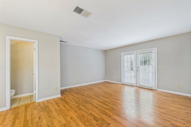 Building Photo - UNCG Area – Chancellors Court Townhomes. W...
