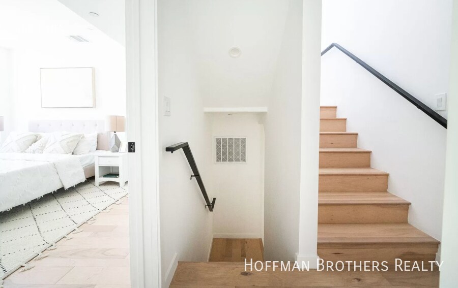 Building Photo - 2683 Roseview Ave