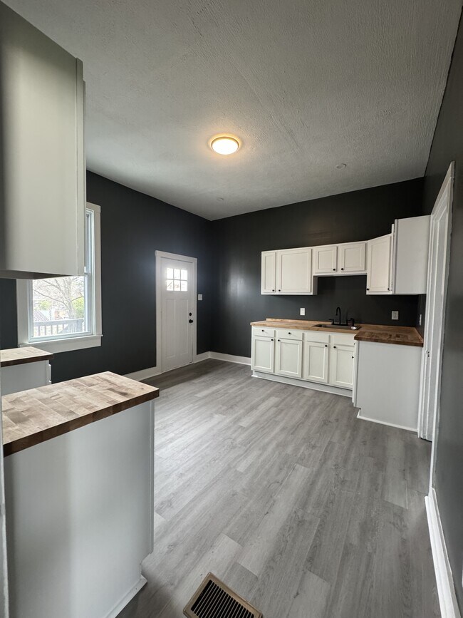 Building Photo - 3200 Brunot Ave