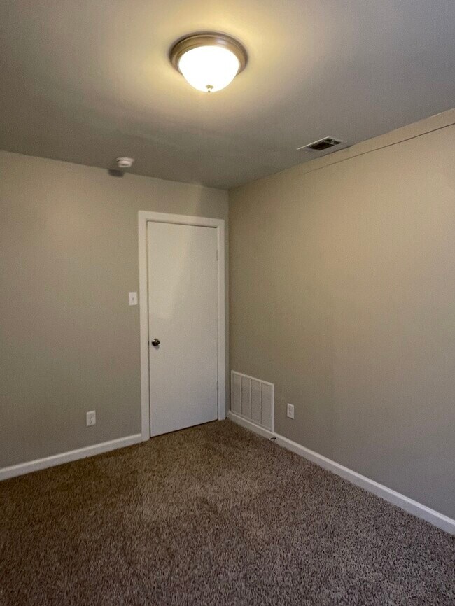 Building Photo - 7015 Eddy Ln