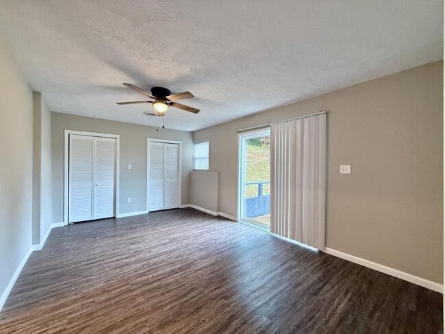 Building Photo - 11025-11107 107 Cutoff