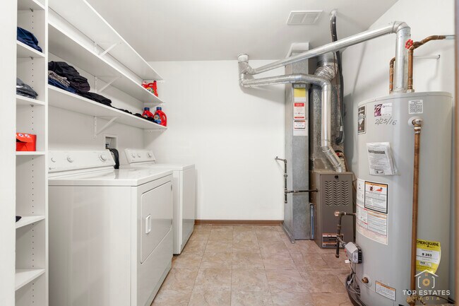 Building Photo - 951 Viewpoint Dr