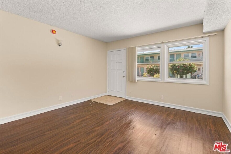 Building Photo - 10600 S Inglewood Ave
