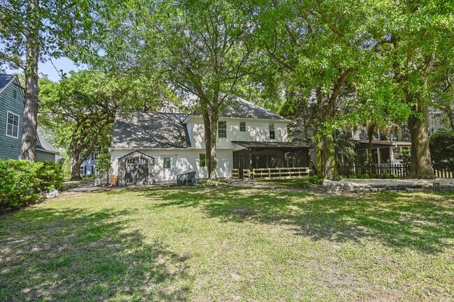 Building Photo - 1382 Center Lake Dr