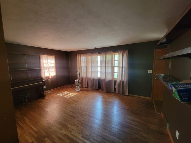 Building Photo - 1544 2nd Ave SW