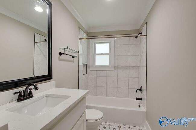 Building Photo - 213 Drake Ave SW