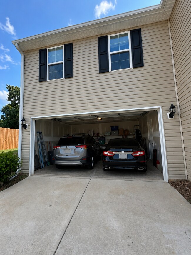 Building Photo - Available Now – Spacious 3Bed, 2.5 Bath + 1 Bonus Room with closet, 1.5 Acres in Rural Hall!