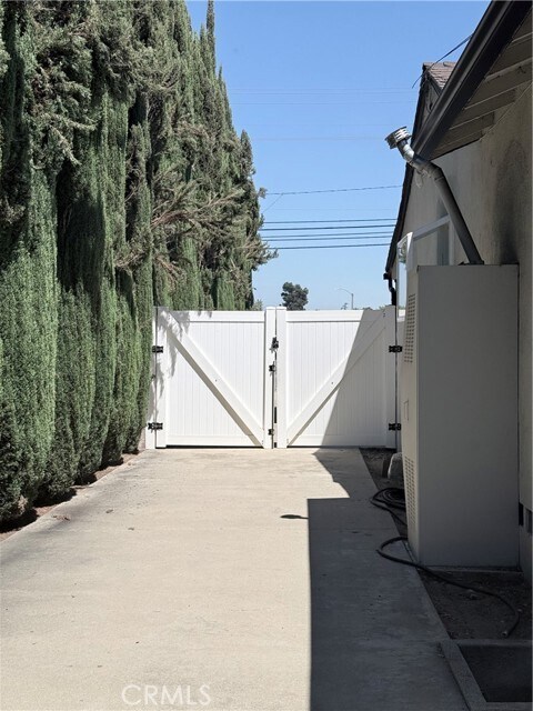 Building Photo - 527 N San Antonio Ave