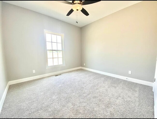 Building Photo - 4 Bed 2 bath with 3 car attached garage