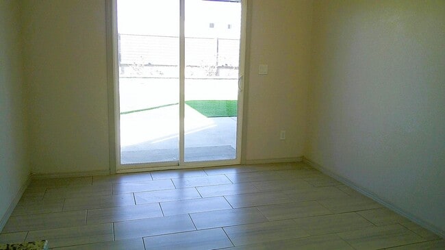 Building Photo - Immaculate Single Level Northeast Home With Refrigerated Air Located In Quiet Neighborhood