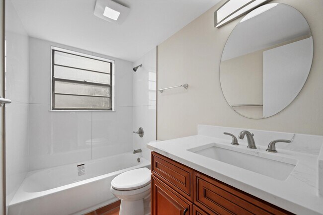 Building Photo - 2707 Vandiver Dr