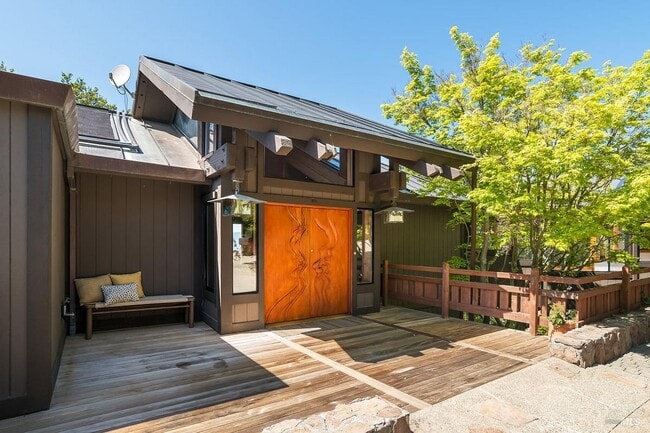 Building Photo - 1100 Bayhills Dr