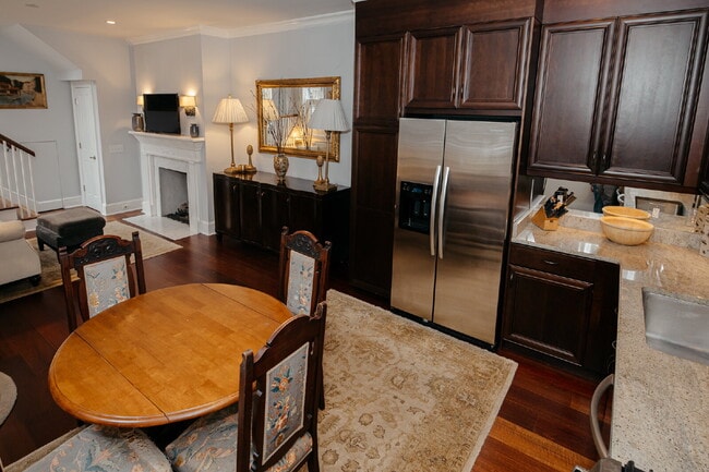 Building Photo - Downtown Retreat: Spacious 1-Bedroom Townhome in Historic Charleston!"