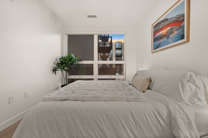 Building Photo - 646 S 400 W