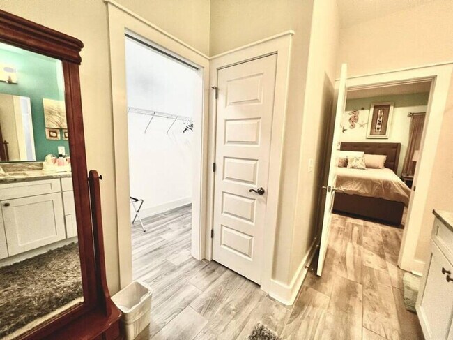 Building Photo - 5402 Pinetree Ave