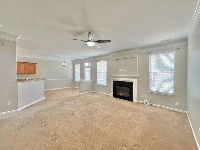 Building Photo - SPACIOUS 3 BEDROOMS!