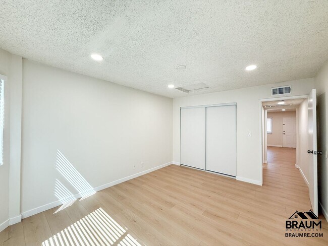 Building Photo - 221 W Elm Ave