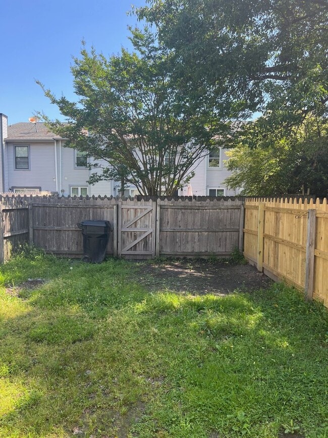 Building Photo - Totally Rehab Townhome