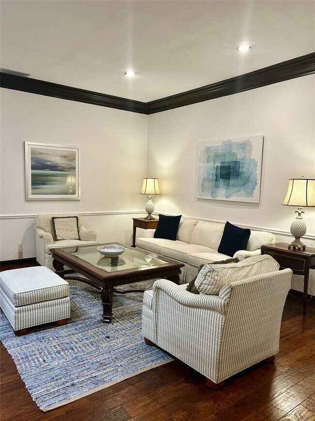 Building Photo - 1612 E Lake Dr