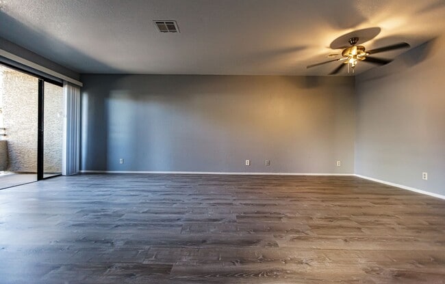 Building Photo - Downstairs Condo with Lots of Upgrades