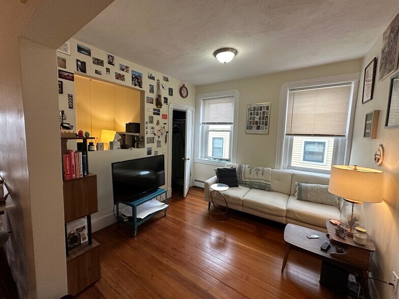 Building Photo - 1056 Cambridge St