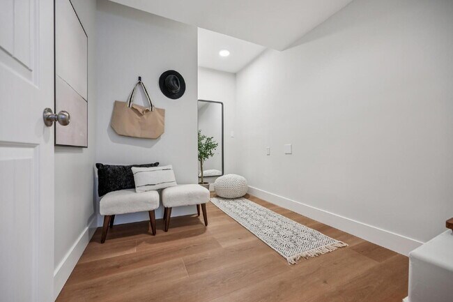 Building Photo - Beautiful 3 Bedroom 2 Bathroom Single Fami...