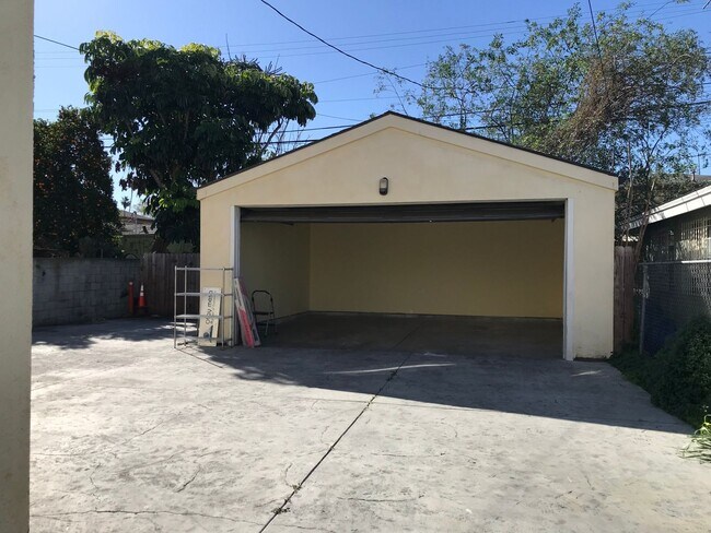 Building Photo - 83(430)