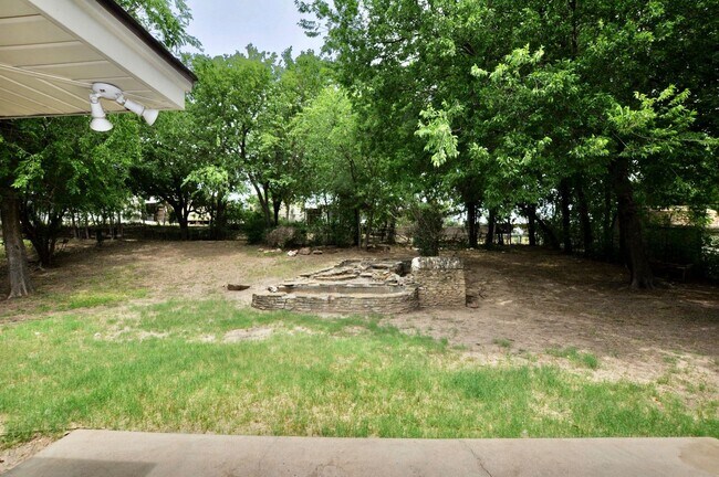 Building Photo - FOR LEASE! Nice 3-2-2 Brick Home in Weatherford!