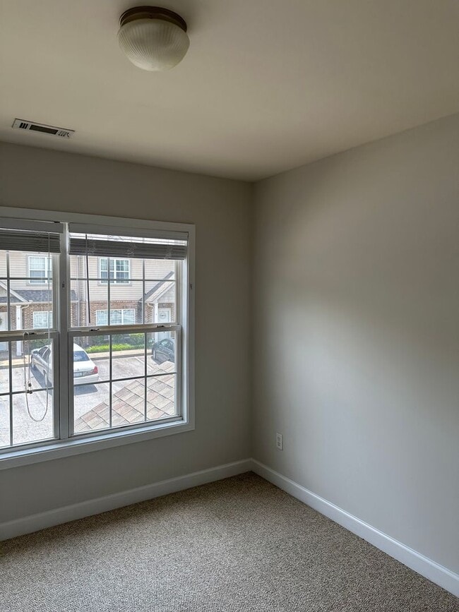 Building Photo - Beautiful townhome located minutes from Ch...