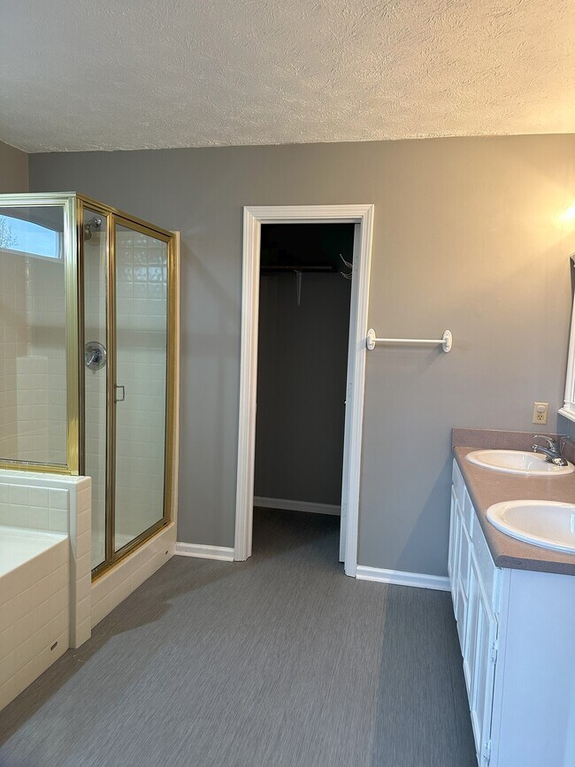 Building Photo - 4910 Clarkson Dr