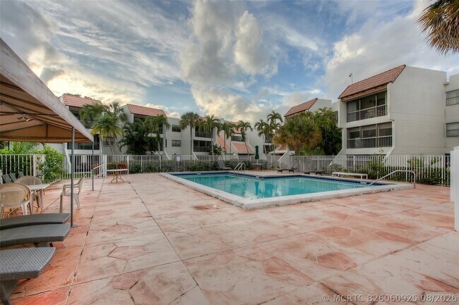 Building Photo - 303 Racquet Club Rd