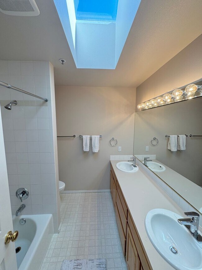 Building Photo - 2bd/2ba Edmonds Condo