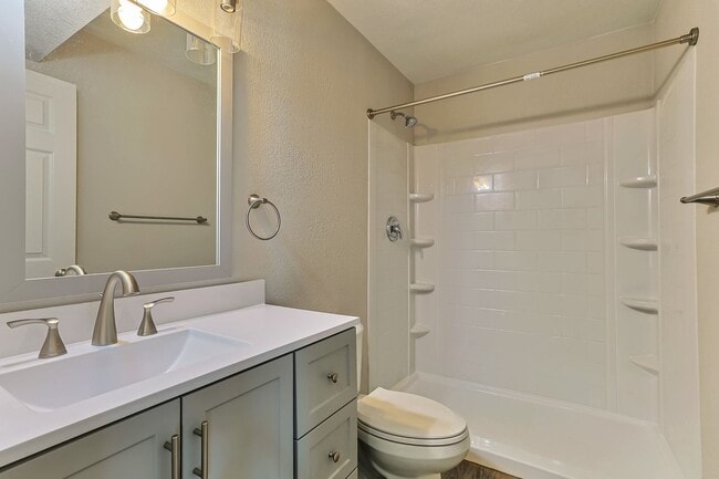 Building Photo - Spacious 6-Bedroom Pool Home Near ASU with 2-Car Garage