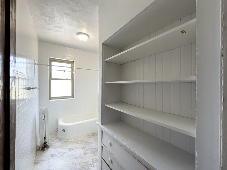 Building Photo - 1222 W Rosemont Ave
