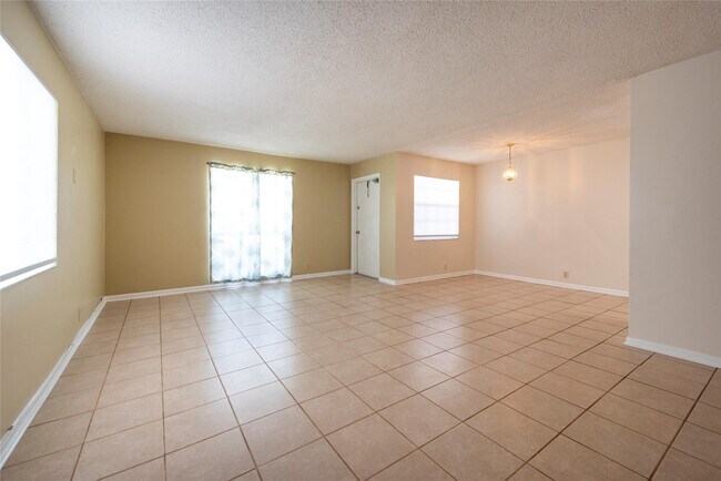 Building Photo - 930 Mandarin Is