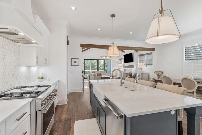 Building Photo - 5 Bedroom Home with Luxury Finishes in West End